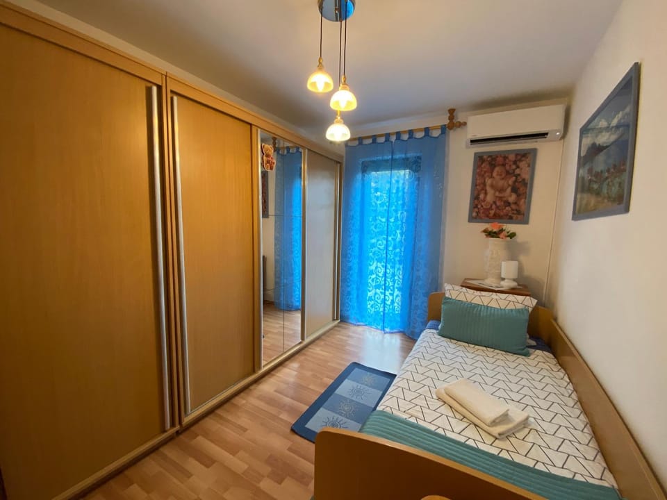 Bed, Photo of the whole room, Bedroom, wardrobe, air conditioner
