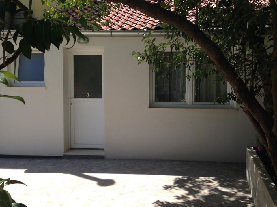 Facade/entrance, Balcony/Terrace