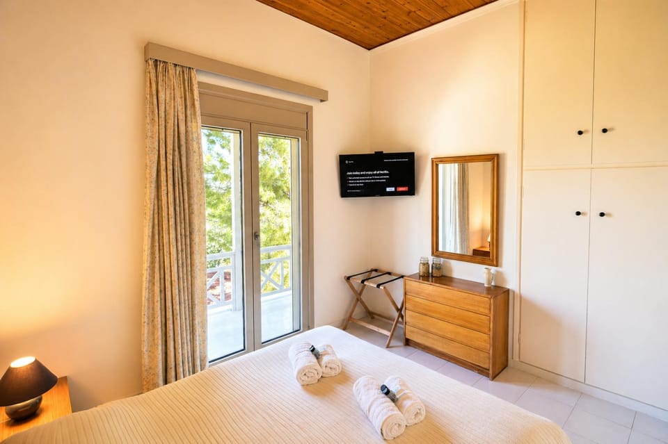 Bed, TV and multimedia, Bedroom, towels, wardrobe