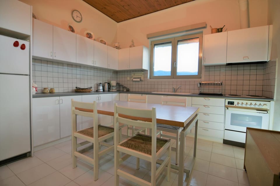 Coffee/tea facilities, Kitchen or kitchenette, Dining area, pet friendly, stove, kitchen