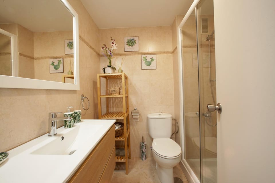 Bathroom, Other, Photo of the whole room, Decorative detail