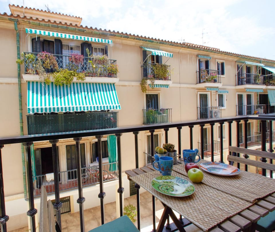 Property building, Patio, Balcony/Terrace, Living room