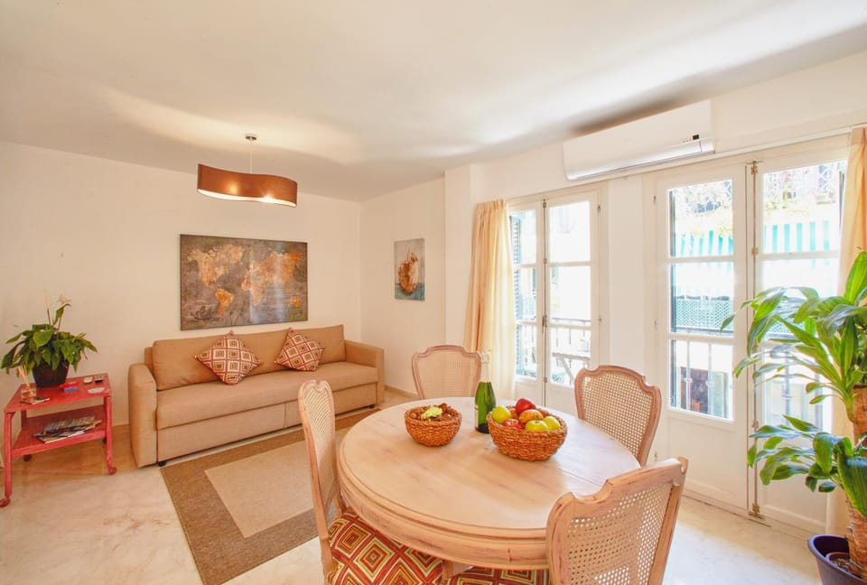 Library, Living room, Lounge or bar, Food and drinks, Other, Decorative detail, Seating area, Dining area