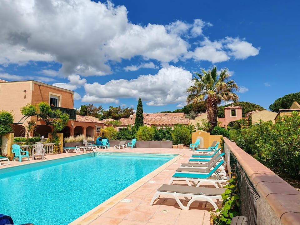 Pool view, Swimming pool, sunbed