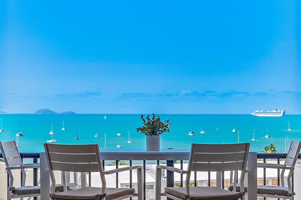 View (from property/room), Balcony/Terrace, Seating area, Dining area, Sea view