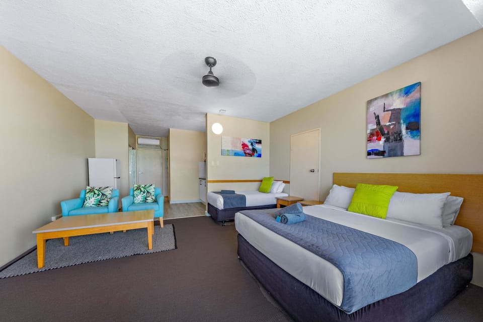 Bed, TV and multimedia, Living room, Seating area, towels