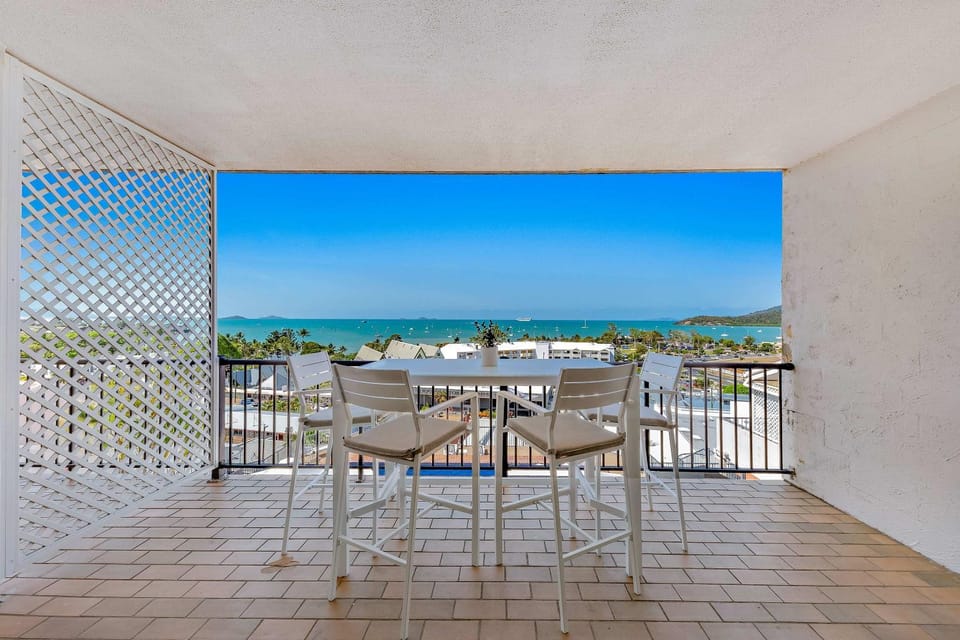 View (from property/room), Balcony/Terrace, Seating area, Dining area, Sea view