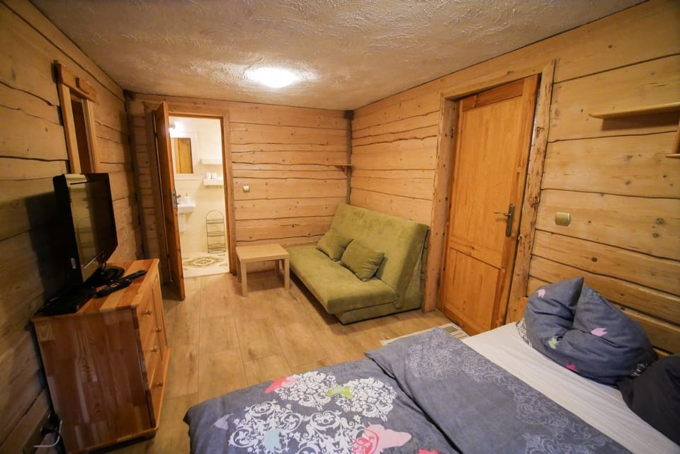 Bed, TV and multimedia, Photo of the whole room, Seating area, Bedroom, wardrobe