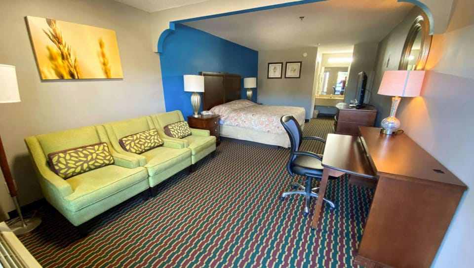 Bed, TV and multimedia, Photo of the whole room, Seating area, Bedroom