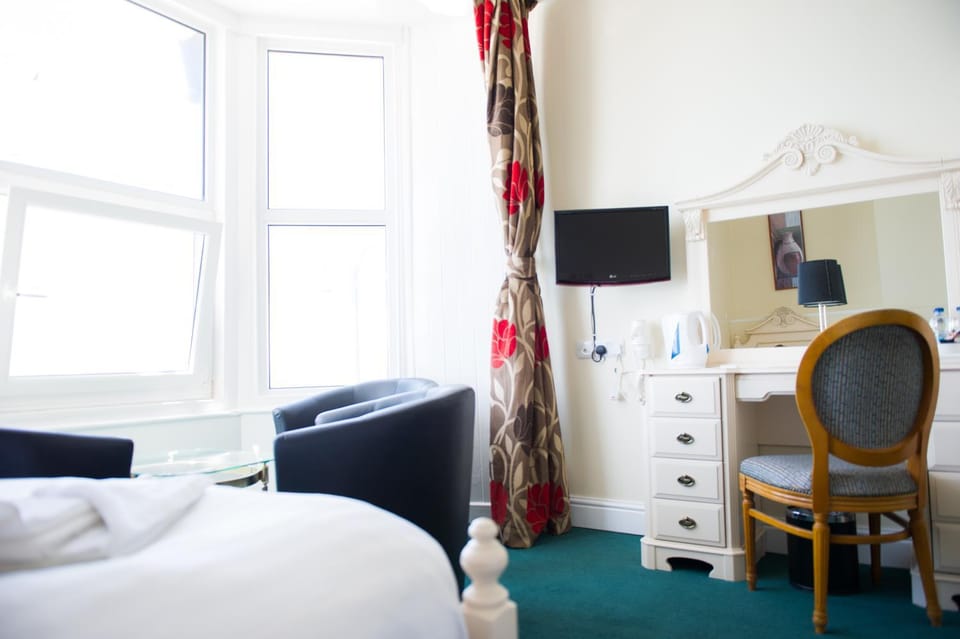 Photo of the whole room, Seating area