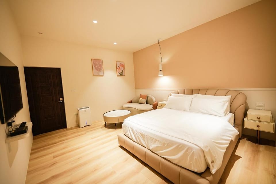 Bed, Photo of the whole room, Bedroom, furniture, internet, locker, towels, air conditioner