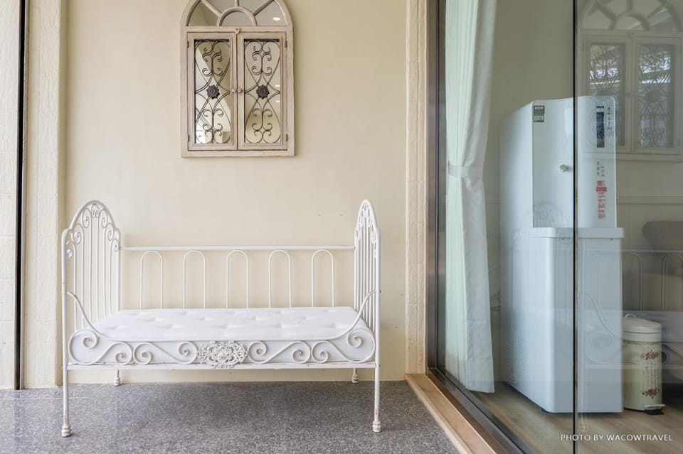 Decorative detail, Area and facilities, Area and facilities