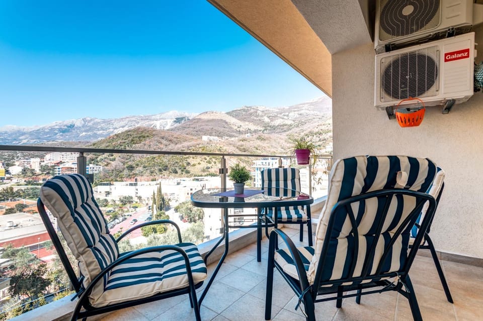 Patio, Balcony/Terrace, Seating area, Landmark view, Mountain view