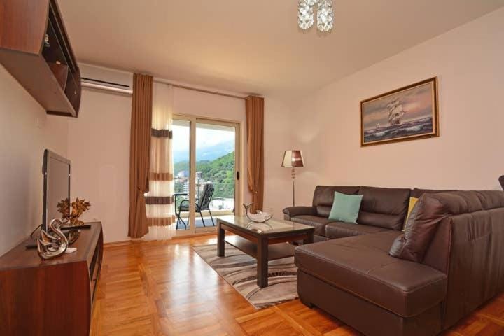 TV and multimedia, Balcony/Terrace, Living room, Decorative detail, Seating area