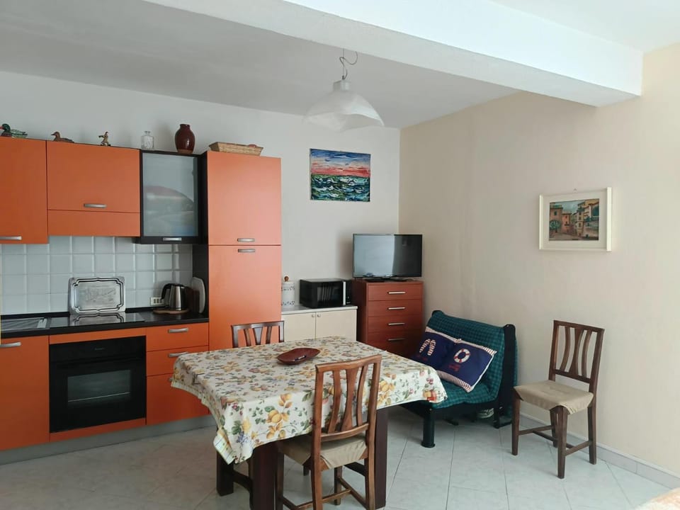 Kitchen or kitchenette, Dining area, oven