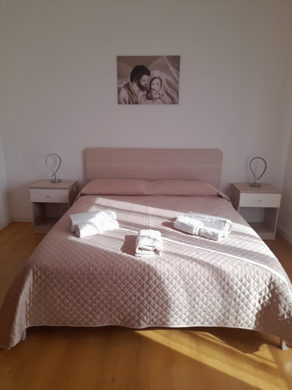 Bed, Photo of the whole room, towels