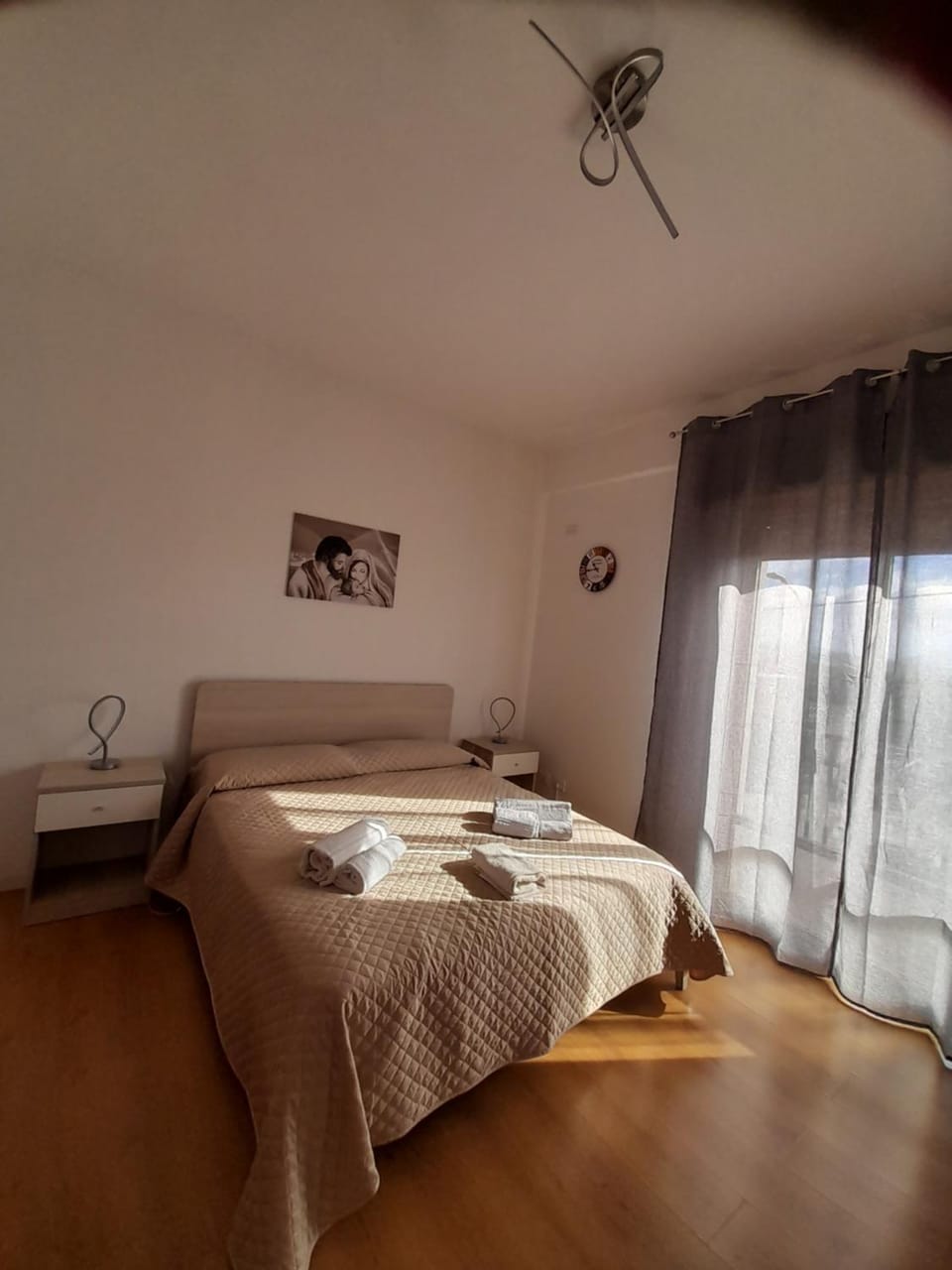 Bed, Photo of the whole room, Bedroom, towels