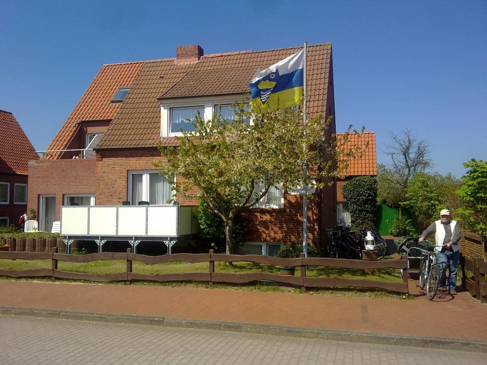 Facade/entrance, Neighbourhood, Natural landscape, Balcony/Terrace, Street view