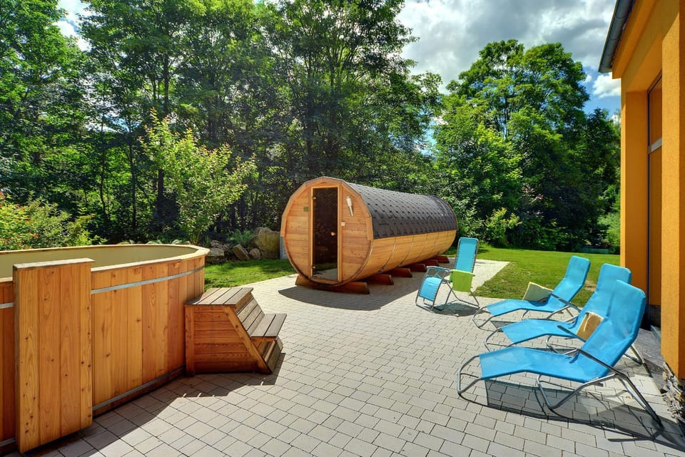 Patio, Natural landscape, Activities, Garden, Sauna, Area and facilities, sunbed