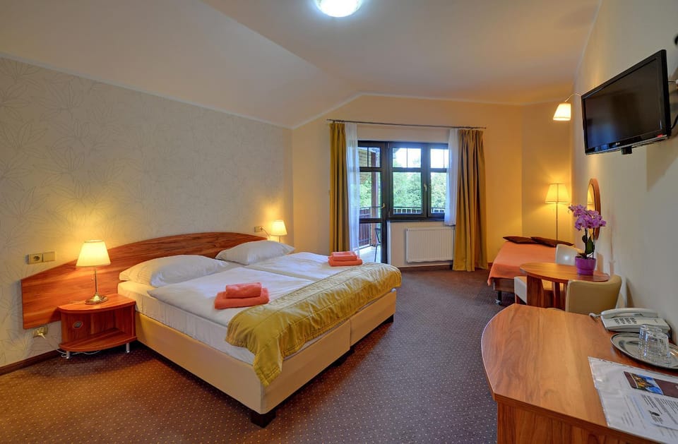 Bed, TV and multimedia, Balcony/Terrace, Photo of the whole room