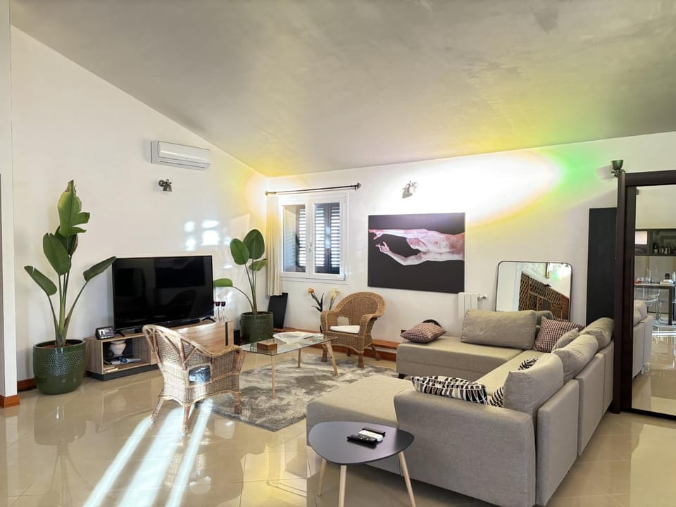 TV and multimedia, Living room, Seating area