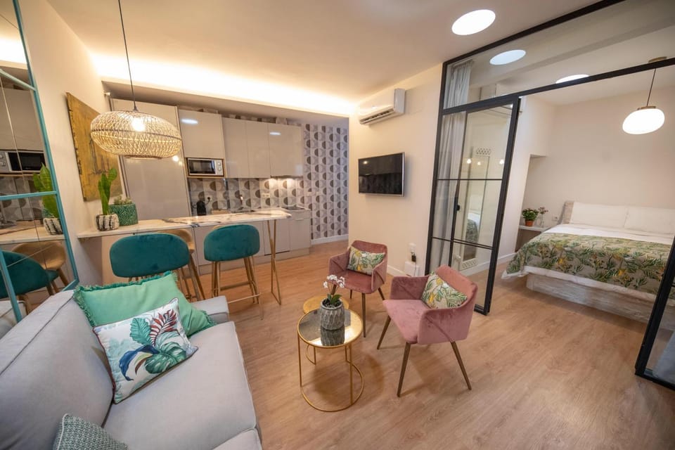 Kitchen or kitchenette, Seating area, Bedroom
