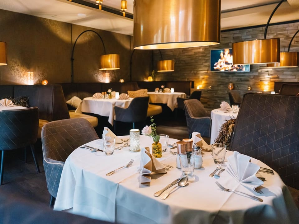 Restaurant/places to eat, Food and drinks, Banquet/Function facilities, Seating area, Food