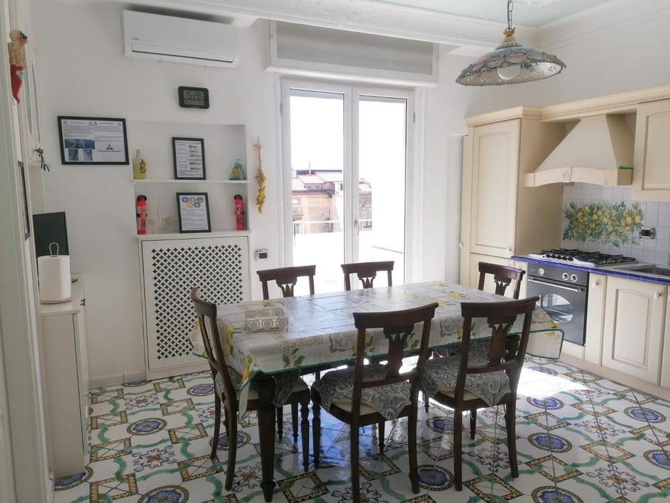 Kitchen or kitchenette, Dining area, air conditioner