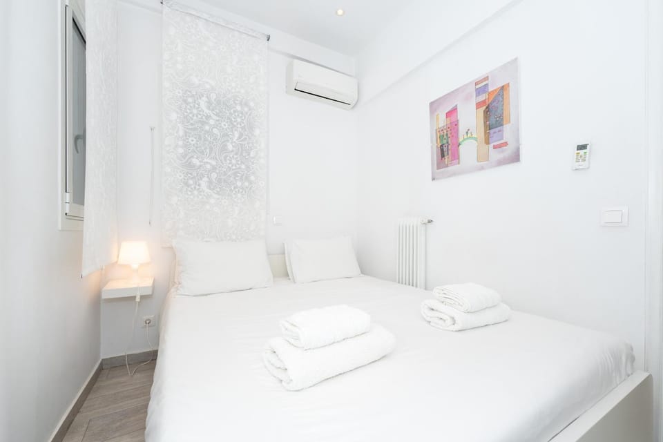 Bed, Photo of the whole room, Bedroom, towels, air conditioner