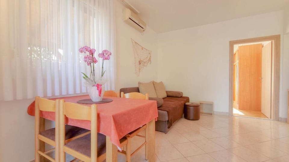Dining area, kitchen