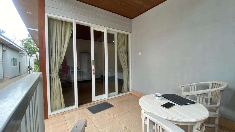 View (from property/room), Balcony/Terrace, Living room, Seating area, Dining area
