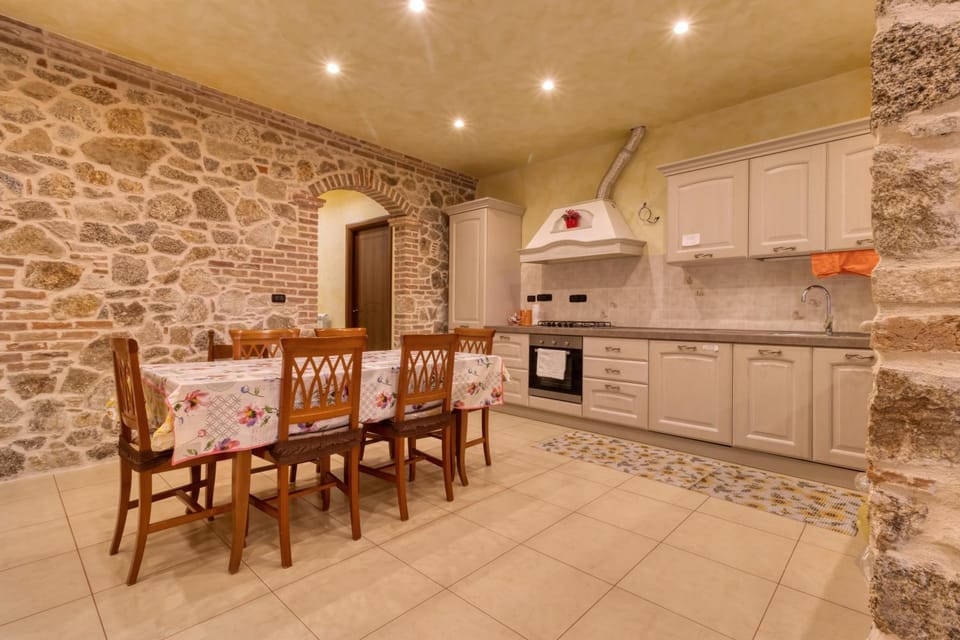 Communal lounge/ TV room, People, Kitchen or kitchenette, Communal kitchen, Breakfast