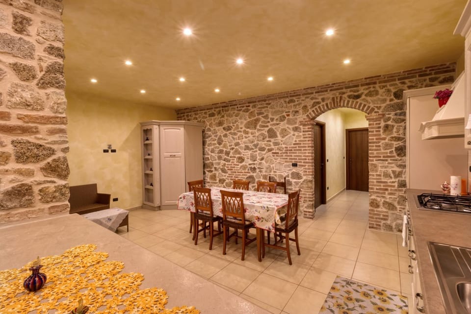 Kitchen or kitchenette, Food and drinks, Decorative detail, Dining area, Communal kitchen, Guests, Area and facilities, group of guests