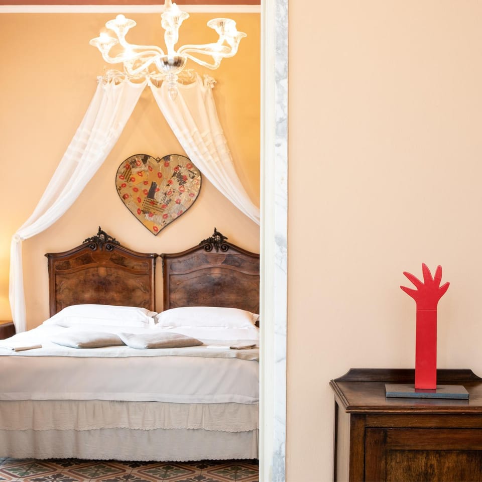 Bed, Photo of the whole room, Decorative detail, Bedroom