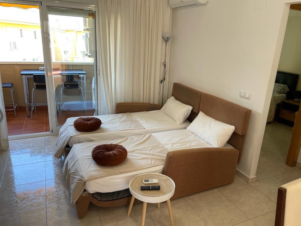 Bed, Living room, Photo of the whole room, Seating area