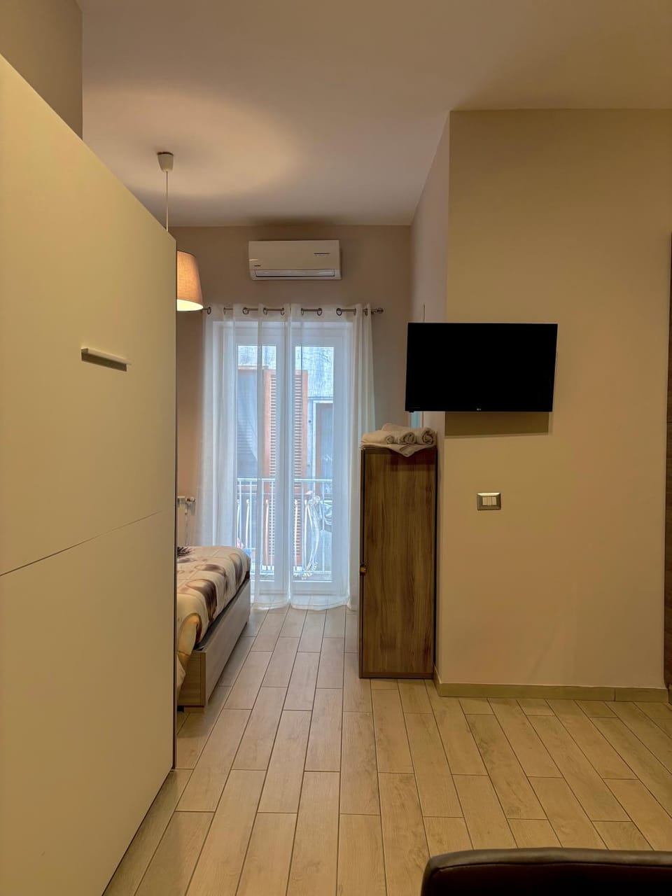 Bed, TV and multimedia, Photo of the whole room