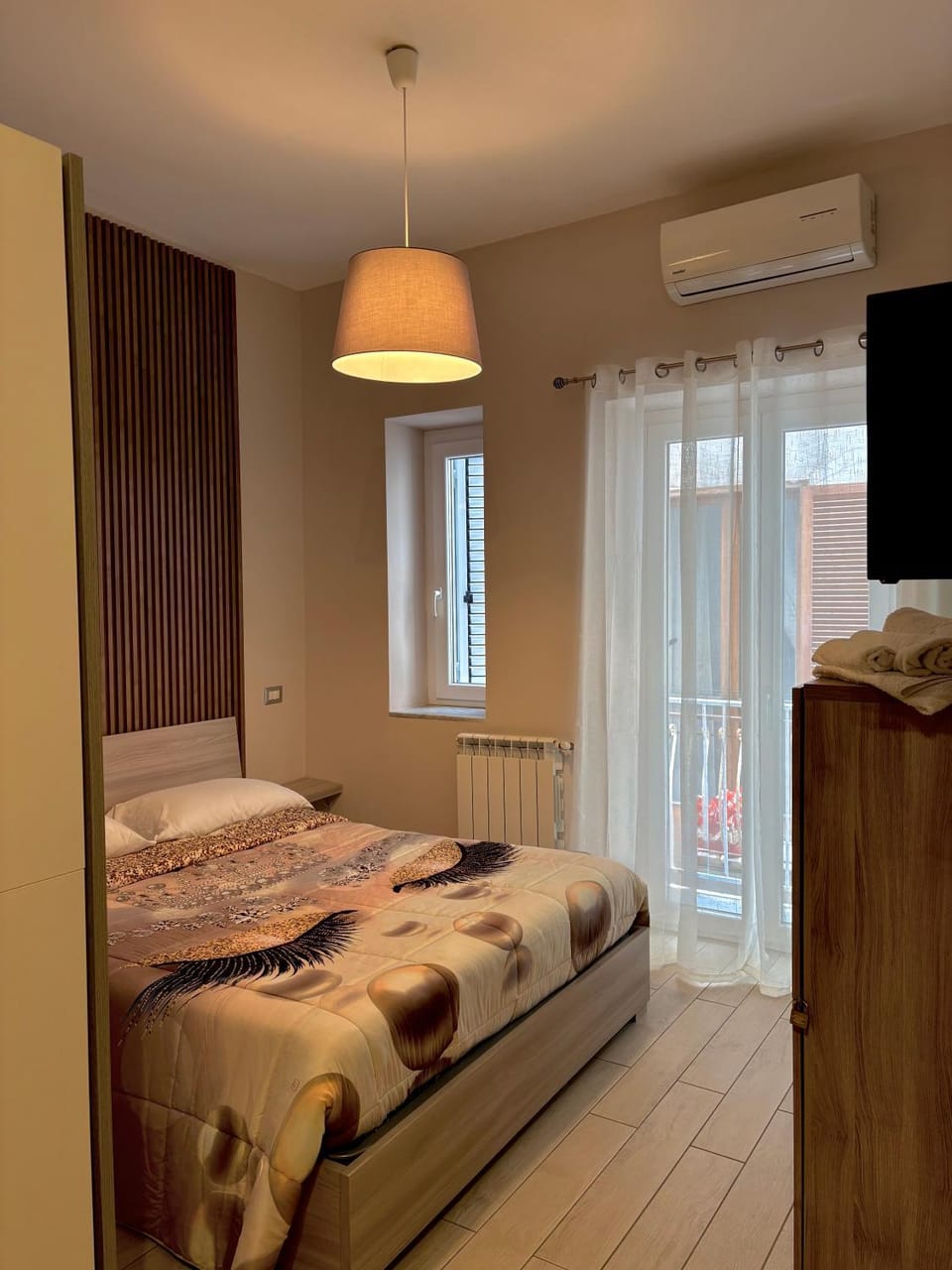 Bed, TV and multimedia, Photo of the whole room, Bedroom, internet, towels, air conditioner