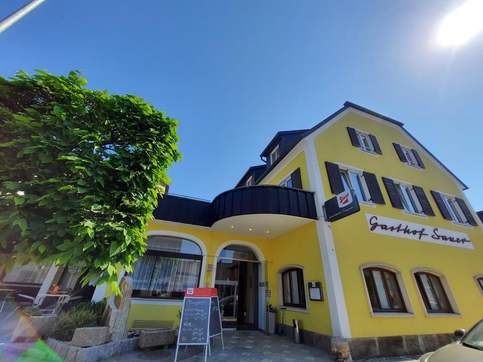 Property building, Restaurant/places to eat, Breakfast
