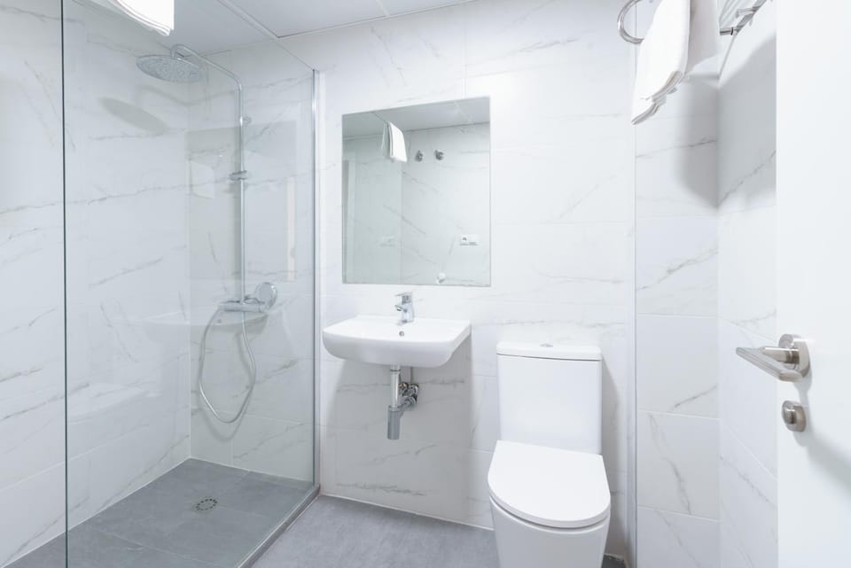 Shower, Toilet, Bathroom, towels