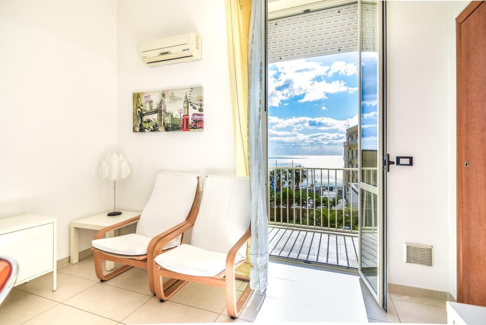 View (from property/room), Balcony/Terrace, Living room, Sea view