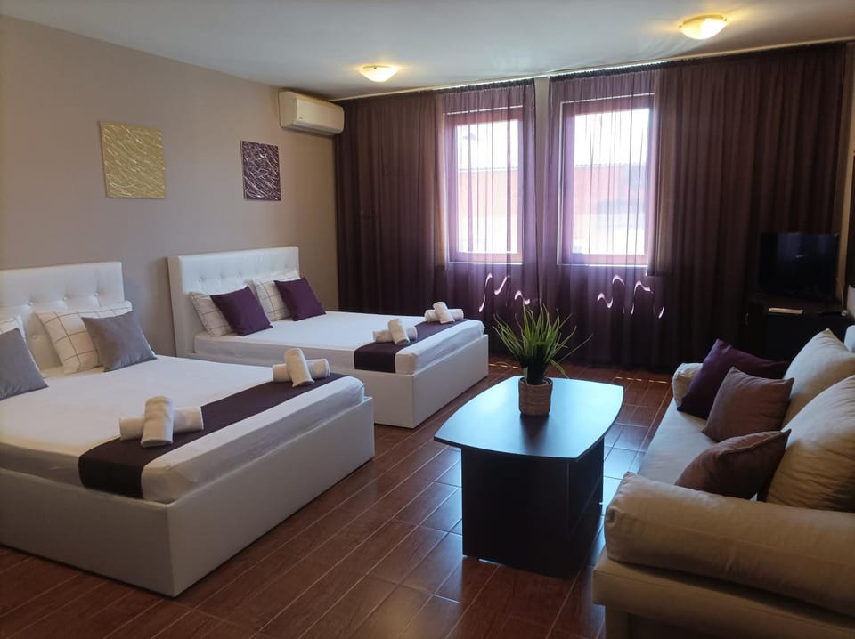 Seating area, Bedroom, towels