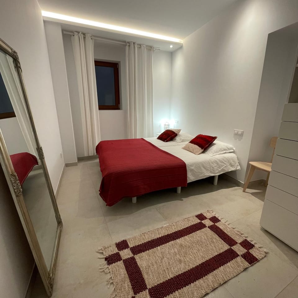 Photo of the whole room, Bedroom