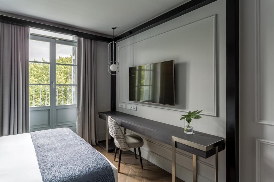 Bed, TV and multimedia, Photo of the whole room, Bedroom