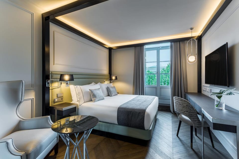 Bed, TV and multimedia, Living room, Photo of the whole room, Seating area, Bedroom