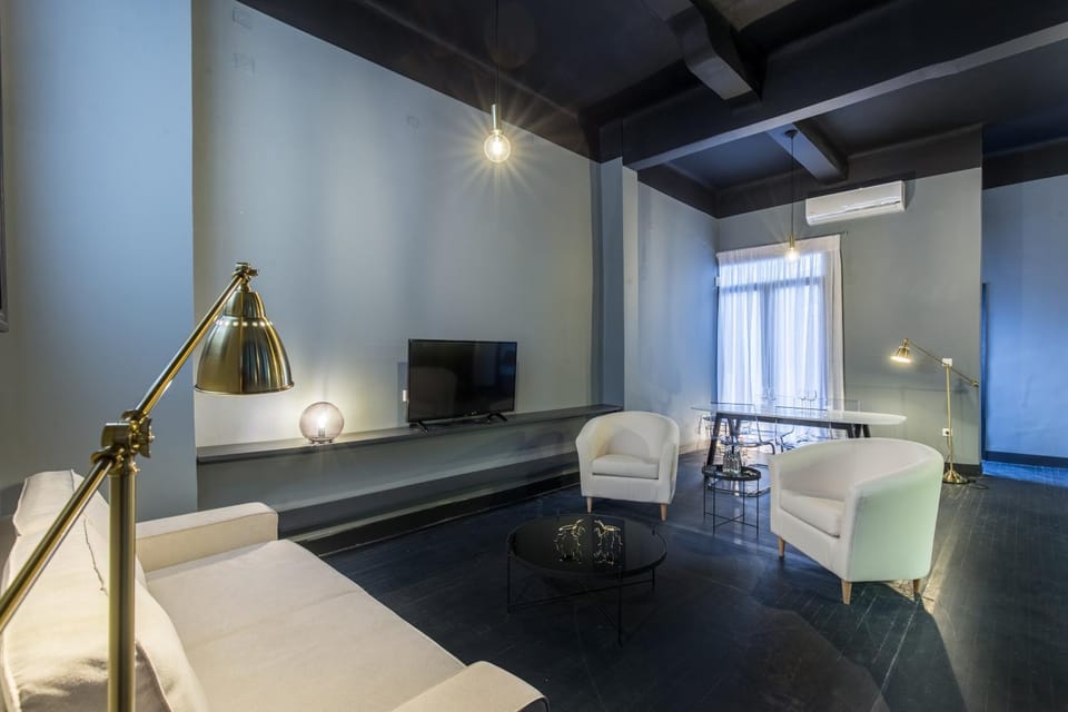 Bed, TV and multimedia, Living room, Photo of the whole room