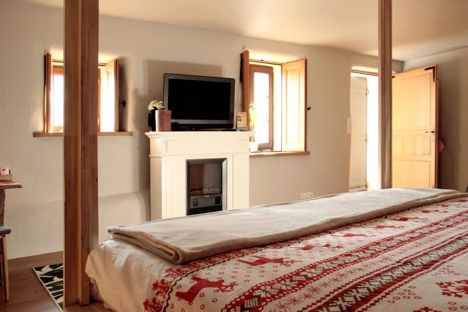 Bed, TV and multimedia, Decorative detail, Bedroom