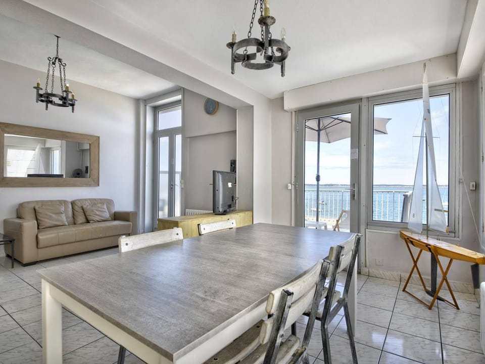 Arcachon Pereire - T2 front de mer avec terrasse et parking, accès direct plage Apartment in Arcachon