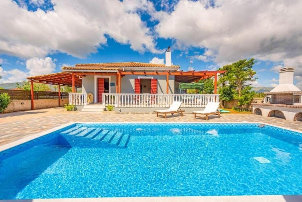Property building, Patio, Day, BBQ facilities, Balcony/Terrace, Pool view, Swimming pool, Swimming pool, sunbed