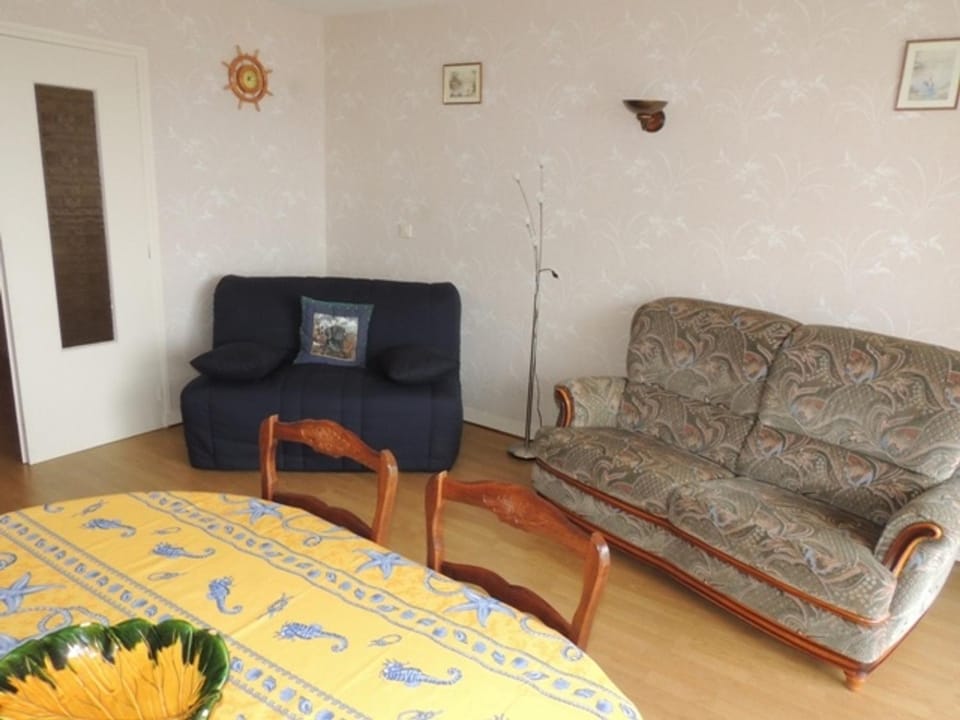 Appartement ensoleillé et spacieux avec parking, centre de Royan - FR-1-71-62 Apartment in Royan