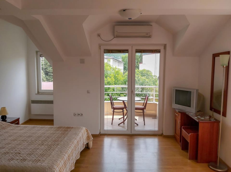 Bedroom, air conditioner